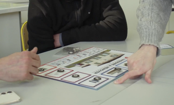 Boîte et plateau du jeu “G une passoire à rénover!”